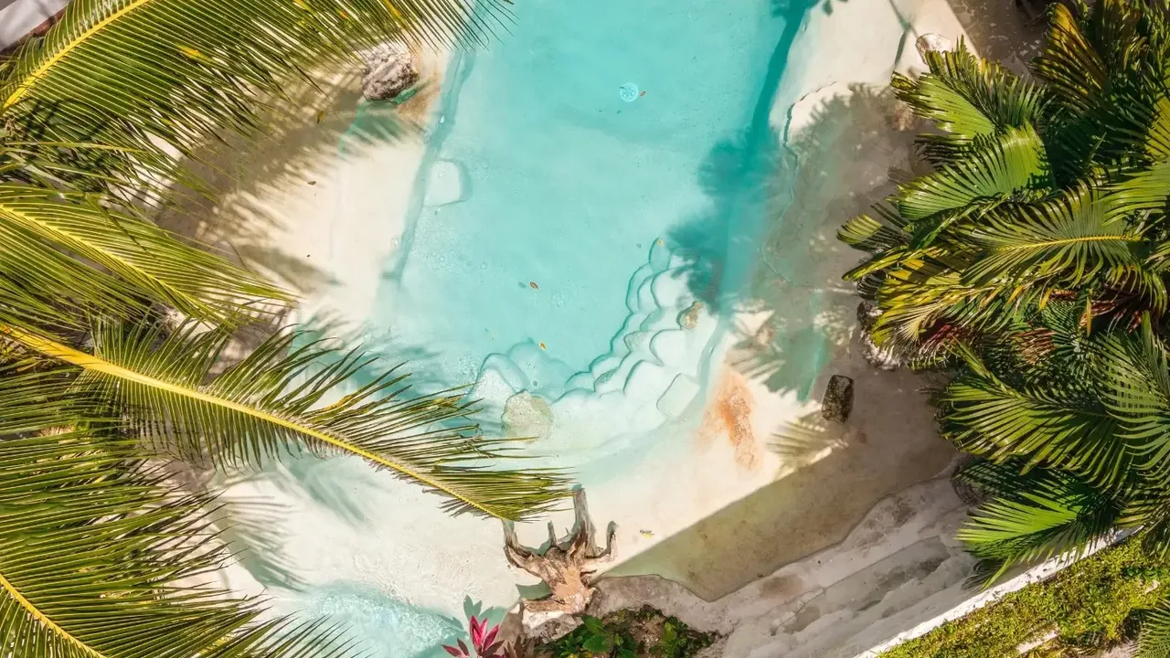 Tendencias: albercas con acabado natural y bordes infinitos en la Riviera Maya