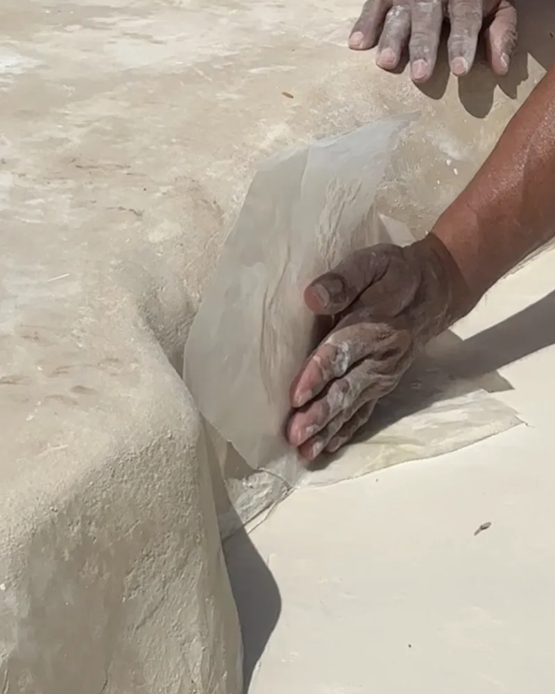 Artesano Dzenotik esculpiendo piedra a mano
