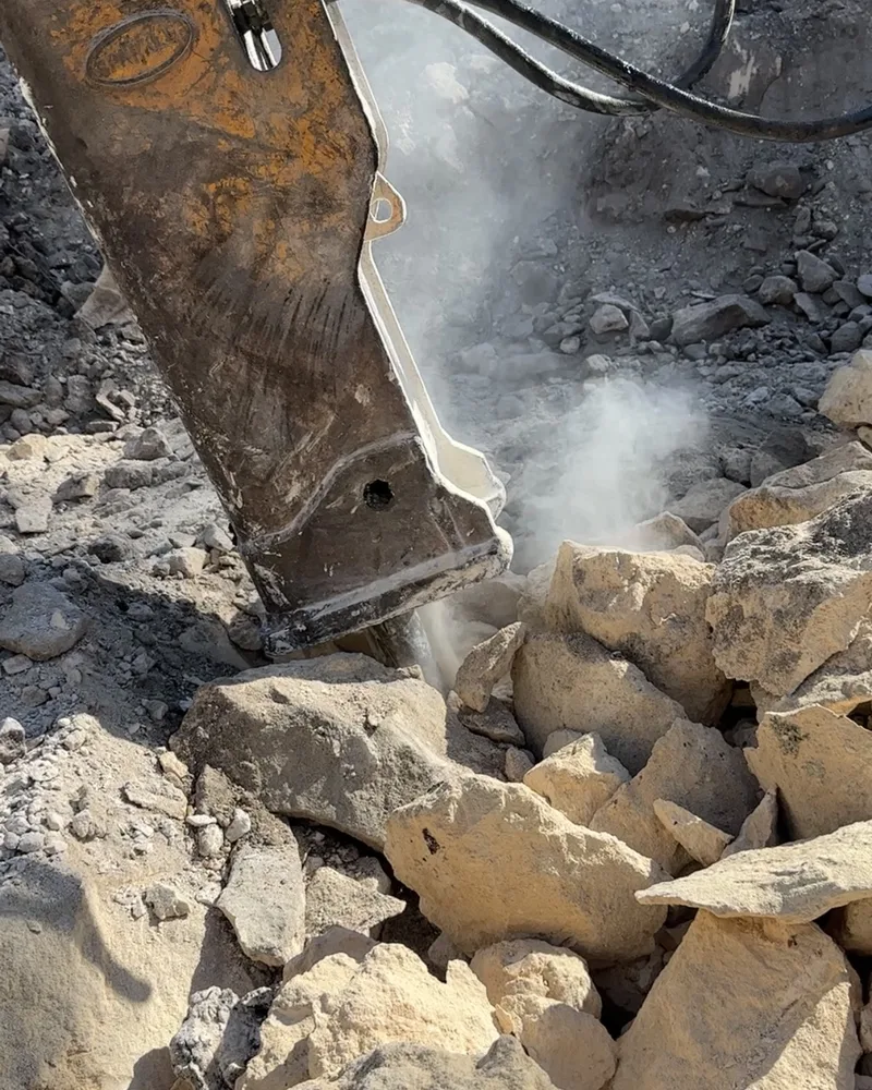 Excavación de la piedra madre en obra Dzenotik