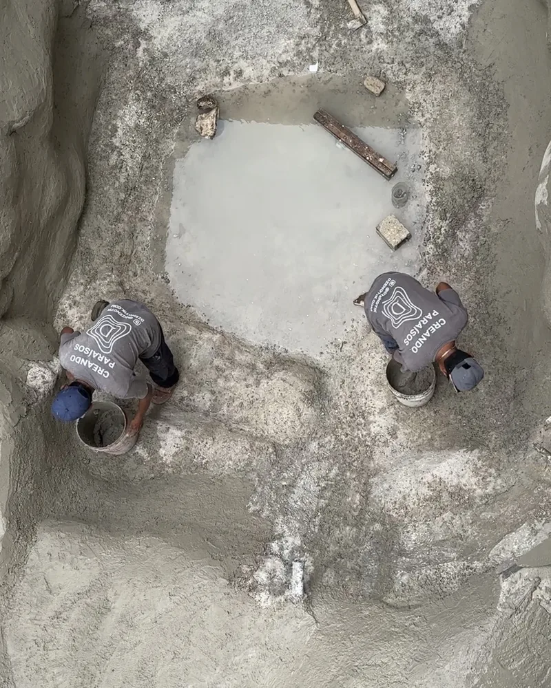 Equipo Dzenotik modelando las formas orgánicas de un cenote